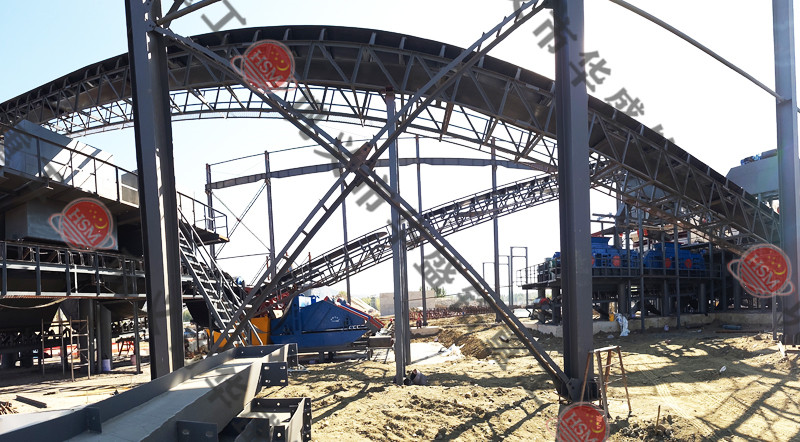 全自動(dòng)液壓對(duì)輥制砂機(jī)安裝現(xiàn)場